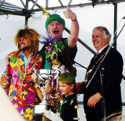 Thame Carnival 2011, Thame Headmaster, Alan Haigh, shares the stage with Peter Andre