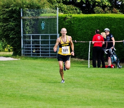 A tiring James Bolton on the home stretch of the Thame 10K (Photo by Rachel Greenaway)