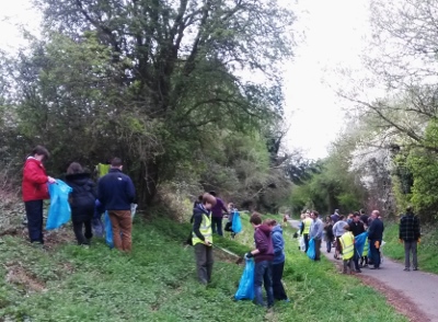 Thame residents tidying up along the Phoenix Trail