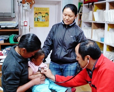 Dr Kami Temba Sherpa working at the Kunde hospital, nr Thame, Nepal (Photo courtesy of The Sir Edmund Hillary Foundation)