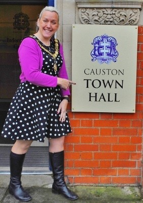 The Mayor of the real Thame, Nichola Dixon, poses for a selfie outside 'Causton' town hall!