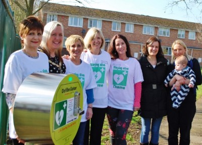 Mayor Nichola Dixon, with members of Staying Alive Thame & some of the mums from the Barley Hill PTFA