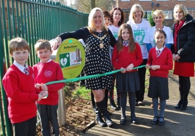 Mayor, Cllr Nichola Dixon with Barley Hill pupils & members of Staying Alive Thame